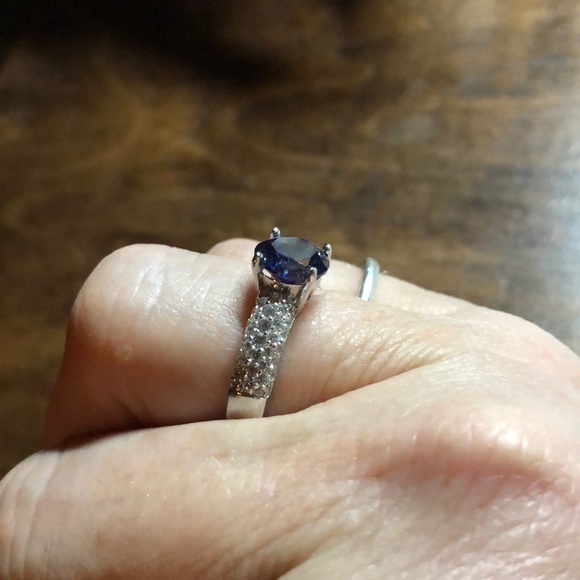 Beautiful White and Blue Sapphire Ring - Picture 2 of 3